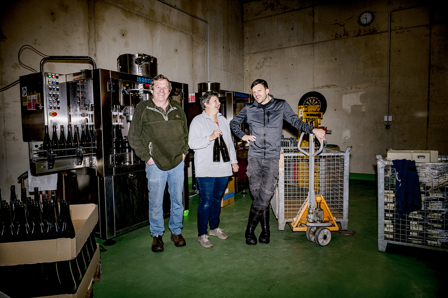 Portrait Familie Fischer - Weingut Josef Fischer in der Wachau beim Abfüllen des Jahrganges 2023 https://www.joseffischer.at/