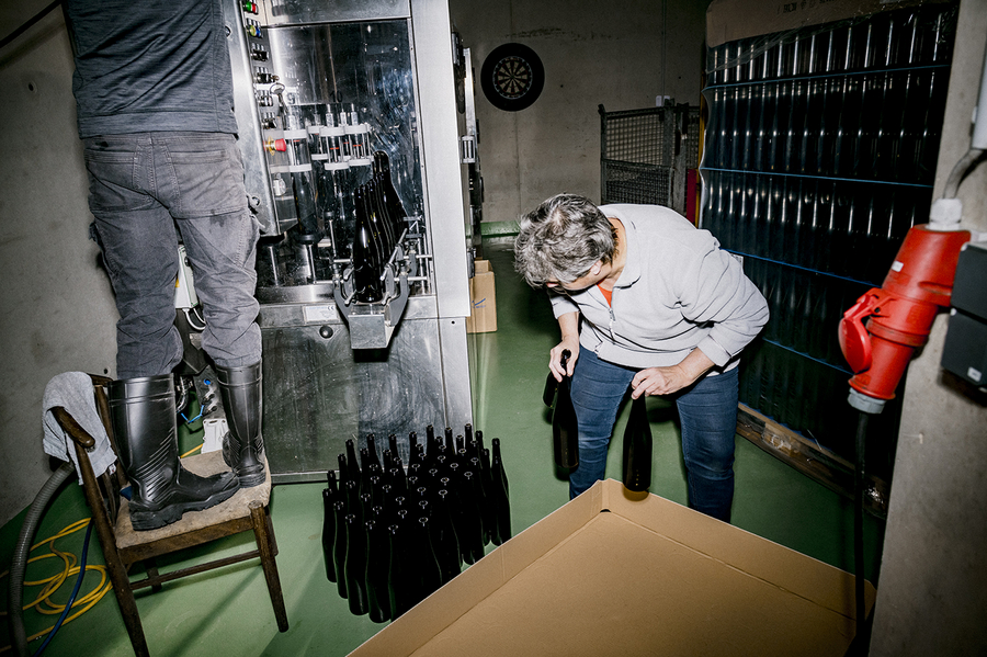 Weingut Josef Fischer Wachau Rossatz Grüner Veltliner Federspiel abfüllen Weingut Josef Fischer in der Wachau beim Abfüllen des Jahrganges 2023 https://www.joseffischer.at/