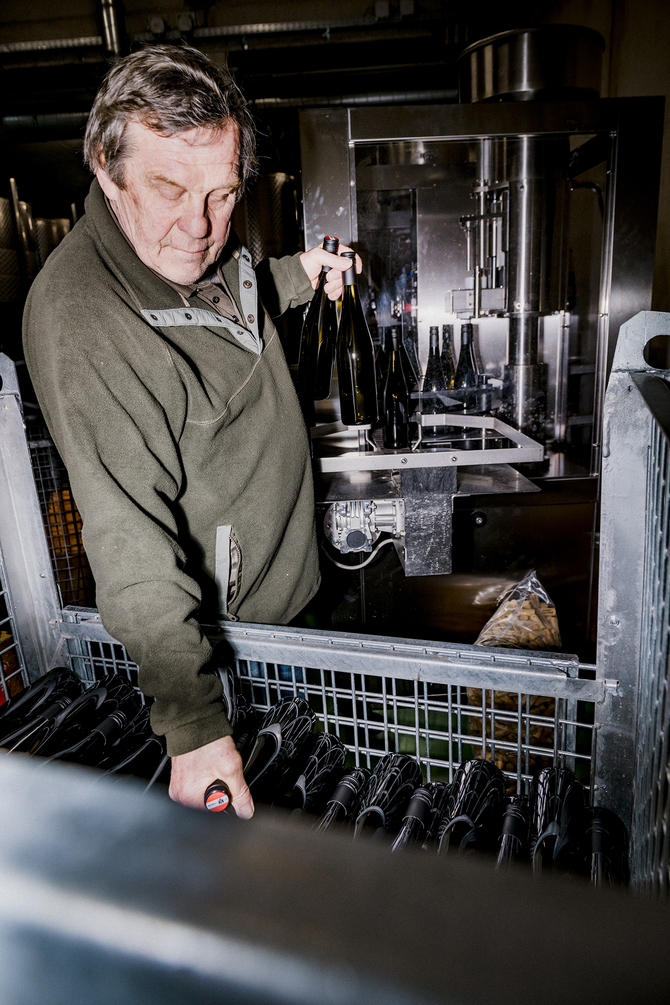 Josef Fischer senior Weingut Josef Fischer in der Wachau beim Abfüllen des Jahrganges 2023 https://www.joseffischer.at/