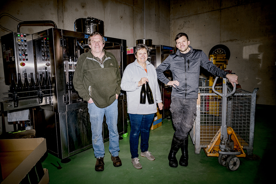 Portrait Familie Fischer - Weingut Josef Fischer in der Wachau beim Abfüllen des Jahrganges 2023 https://www.joseffischer.at/